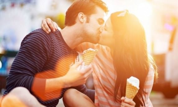 How to Kiss a Girl Smoothly For The First Time Without Rejection