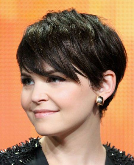 Short and tousled pixie cut for round face
