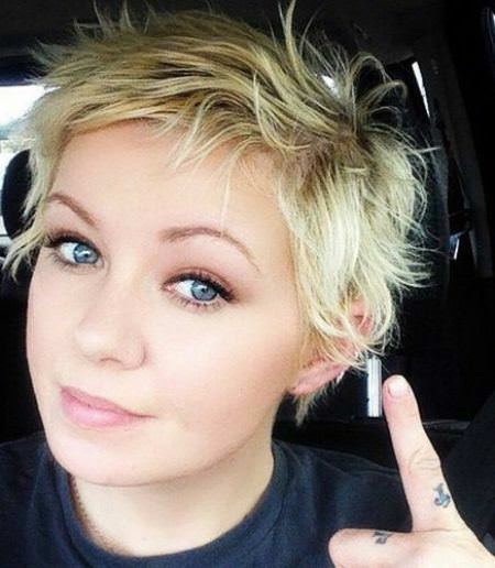 Tousled texture short hairstyles for round faces