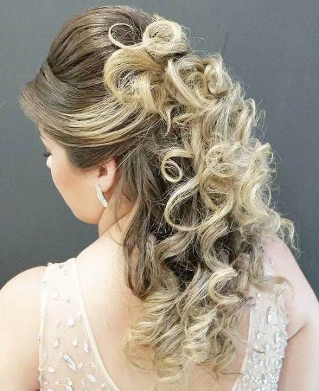 bouncy highlighted blonde hairstyles