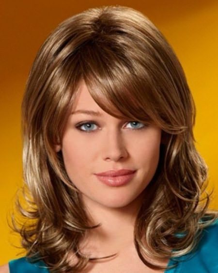 feather and outward curls hairstyles for shoulder length hair