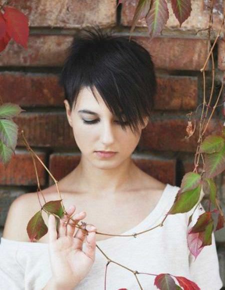 feathered free short hairstyles for round faces