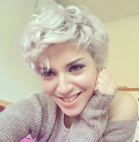 platinum blonde pixie with side bangs wavy pixie cuts