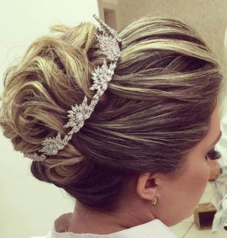 The crowing glory for the medium hair ideas for brides