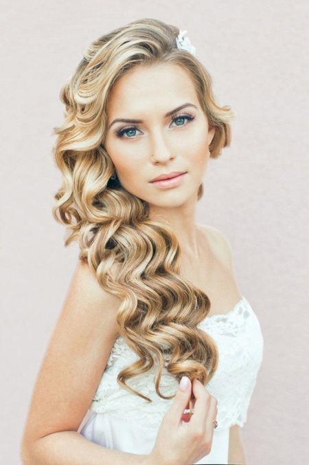 The curvaceous curls in the side downdo wedding curly hairstyles