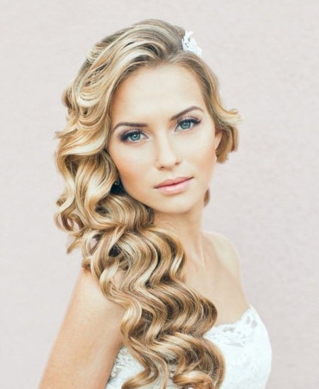 The curvacious curls on the side downdo stylish ideas for brides